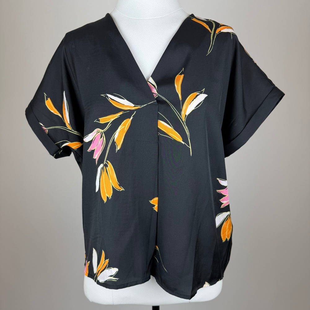 Forever 21 Contemporary Black Floral V-Neck Short Sleeve Blouse Womens Medium